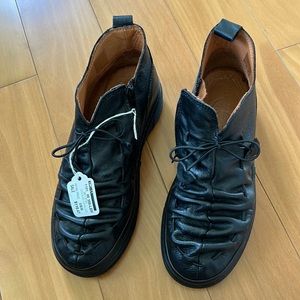 Cutest black ankle boots with side zipper.